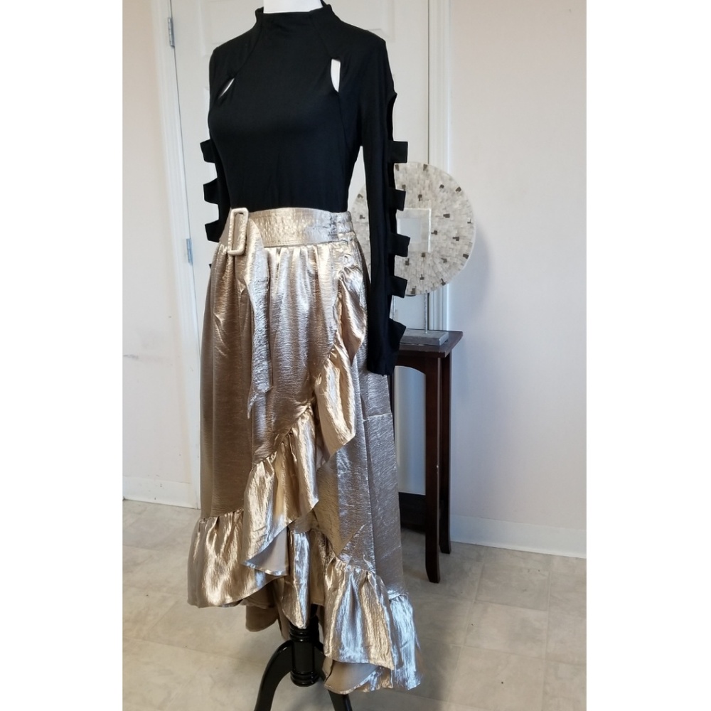 🆕️⬇️TOV Asymmetrical Sateen Wrap Ruffle Skirt - Picture 3 of 8